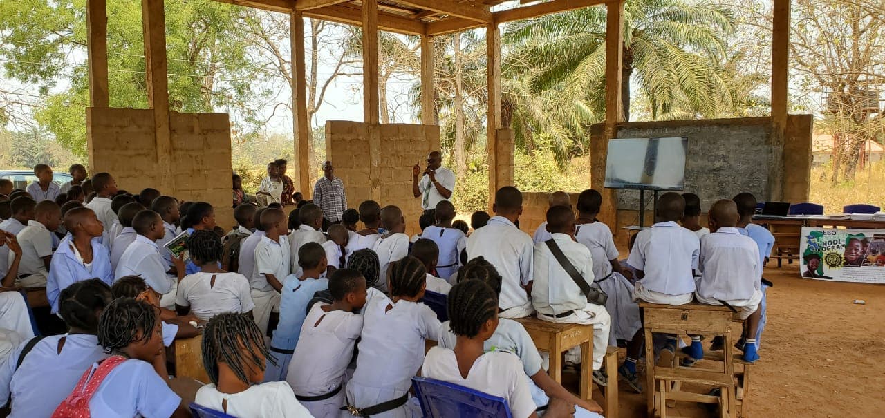 Mission image — a wide photo of the team, a classroom or a campus